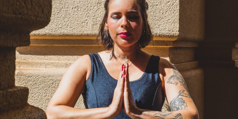 Instrutora praticando Yoga Vinyasa Flow